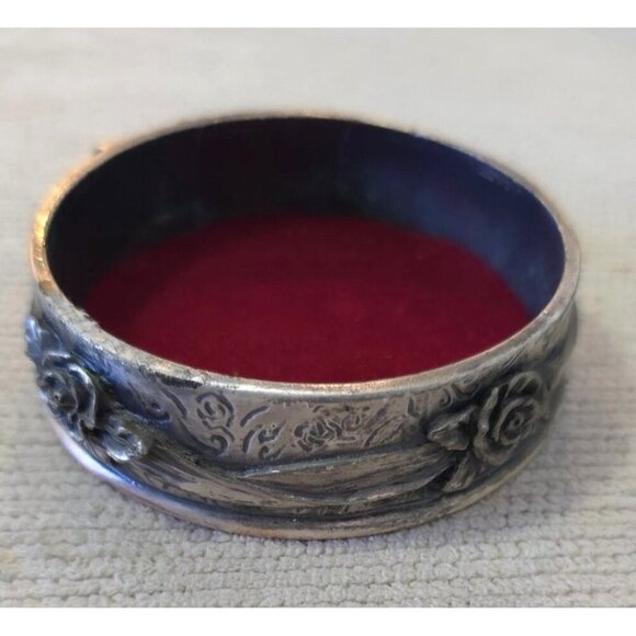 Vintage M.T.  Pewter Cherub Angel Trinket Box With Roses & Red Velvet Lining - Picture 6 of 10